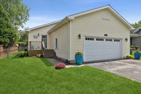 Exterior - 10116 Lund Ave, Algonquin, IL 60102 photo 2 of 6