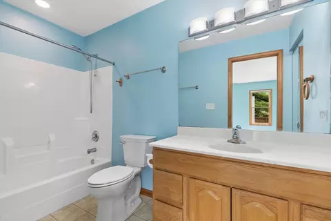Bath - 10116 Lund Ave, Algonquin, IL 60102 photo 2 of 3