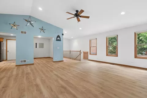 Living - 10116 Lund Ave, Algonquin, IL 60102 photo 3 of 5