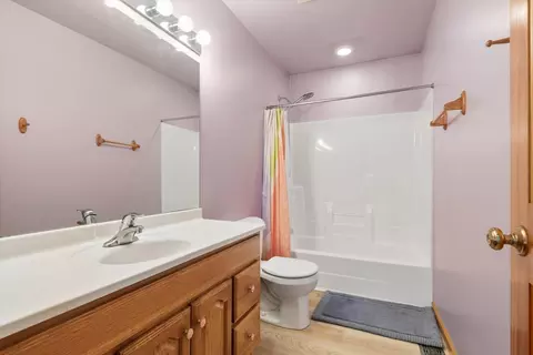 Bath - 10116 Lund Ave, Algonquin, IL 60102 photo 1 of 3