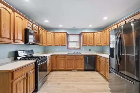 Kitchen - 10116 Lund Ave, Algonquin, IL 60102 photo 1 of 2