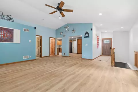 Living - 10116 Lund Ave, Algonquin, IL 60102 photo 4 of 5