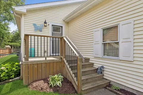 Exterior - 10116 Lund Ave, Algonquin, IL 60102 photo 3 of 6