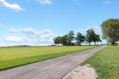 21184 Allentown Rd, Pekin, IL 61554