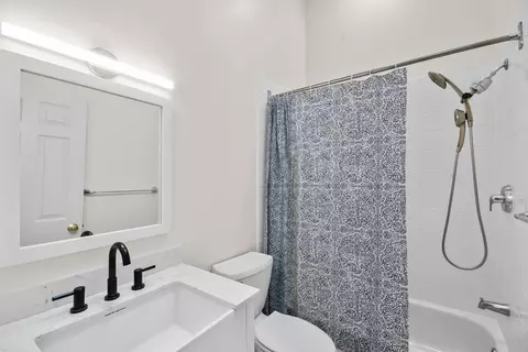 Bath - 1815 Crain St, Evanston, IL 60202 photo 3 of 3