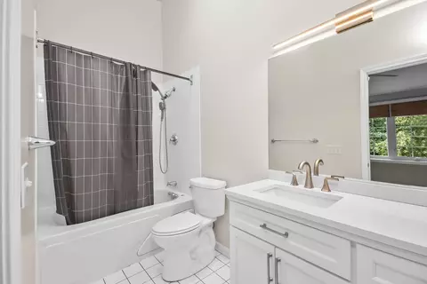 Bath - 1815 Crain St, Evanston, IL 60202 photo 2 of 3