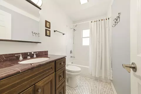 Bath - 1193 Algonquin Dr, Elgin, IL 60120 photo 2 of 2