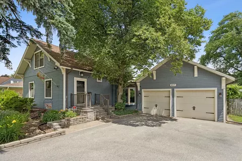 207 N Main St, Mount Prospect, IL 60056