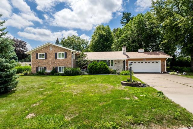 1127 Highland Park Dr, Bettendorf, IA 52722
