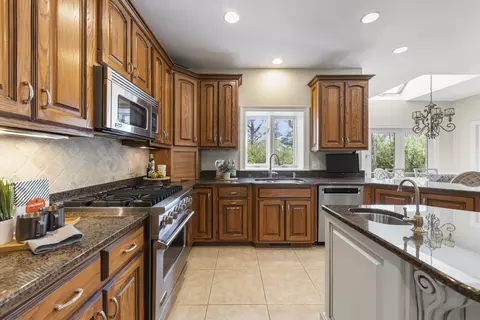 Kitchen - 1 S370 Winfield Rd, Wheaton, IL 60189 photo 5 of 5