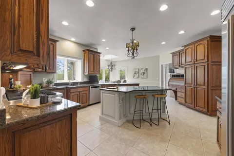 Kitchen - 1 S370 Winfield Rd, Wheaton, IL 60189 photo 4 of 5