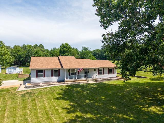 12084 E Hutchison Rd, Mount Vernon, IL 62864