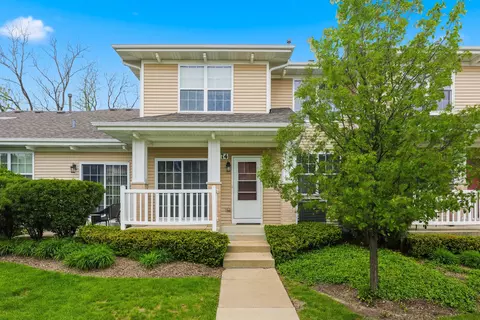 1274 Walnut Glen Dr, Crystal Lake, IL 60014