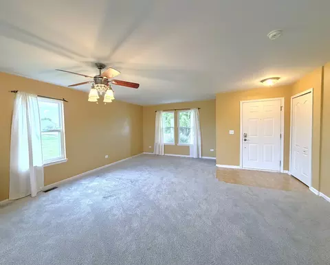 1515 Eagle Bluff Dr, Bourbonnais, IL 60914 photo 2