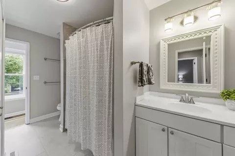 Bath - 3020 Middlebury Ct, Aurora, IL 60504 photo 3 of 3
