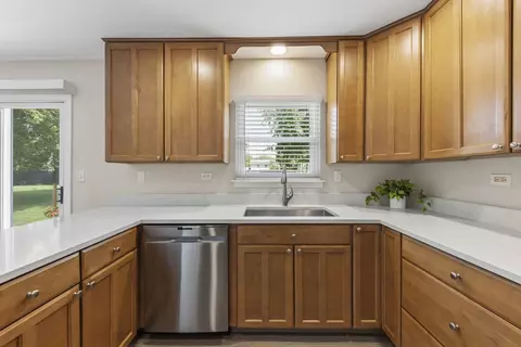 Kitchen - 3020 Middlebury Ct, Aurora, IL 60504 photo 2 of 3