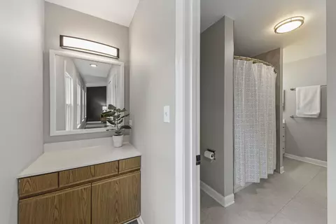 Bath - 3020 Middlebury Ct, Aurora, IL 60504 photo 2 of 3
