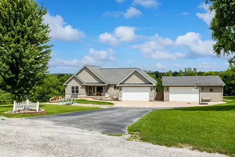 Exterior - 1698 100th Ave, Aledo, IL 61231 photo 3 of 11
