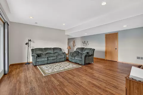 Living - 1698 100th Ave, Aledo, IL 61231 photo 3 of 4
