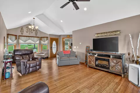 Living - 1698 100th Ave, Aledo, IL 61231 photo 2 of 4