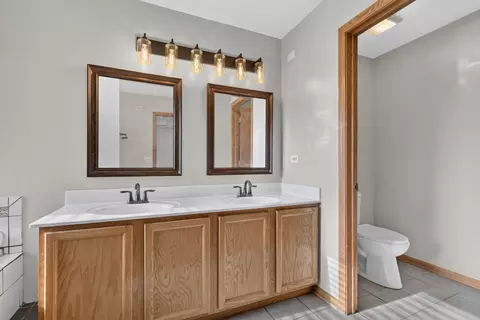 Bath - 1913 Windstone Dr, Plainfield, IL 60586 photo 2 of 6