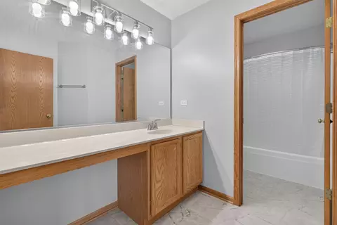 Bath - 1913 Windstone Dr, Plainfield, IL 60586 photo 4 of 6