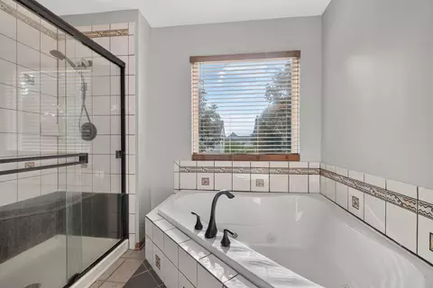 Bath - 1913 Windstone Dr, Plainfield, IL 60586 photo 3 of 6