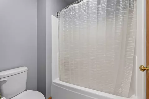 Bath - 1913 Windstone Dr, Plainfield, IL 60586 photo 5 of 6
