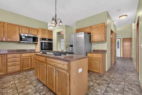 Kitchen - 1913 Windstone Dr, Plainfield, IL 60586 photo 3 of 4