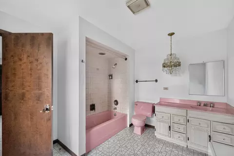 Bath - 725 7th Ave, Addison, IL 60101 photo 3 of 3