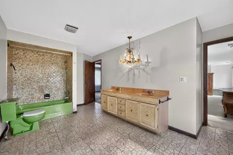 Bath - 725 7th Ave, Addison, IL 60101 photo 2 of 3