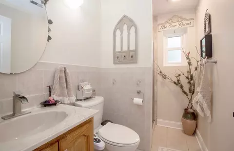Bath - 1909 E Maya Ln, Mount Prospect, IL 60056 photo 1 of 2