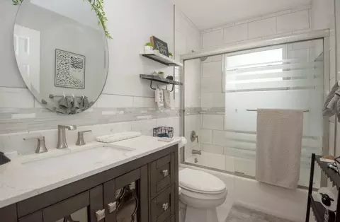 Bath - 1909 E Maya Ln, Mount Prospect, IL 60056 photo 2 of 2