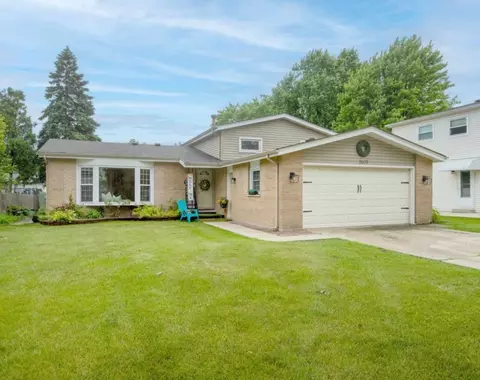 1909 E Maya Ln, Mount Prospect, IL 60056