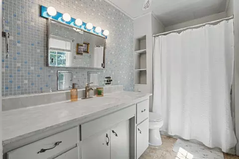 Bath - 15660 Ebson Rd, Fulton, IL 61252 photo 1 of 2