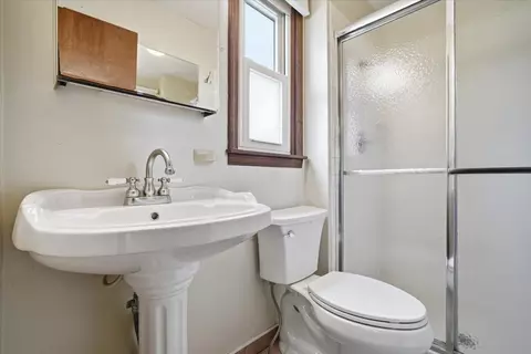 Bath - 1428 Hanson Dr, Normal, IL 61761 photo 2 of 2