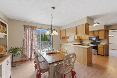 Dining - 3610 73rd St, Moline, IL 61265 photo 2 of 3