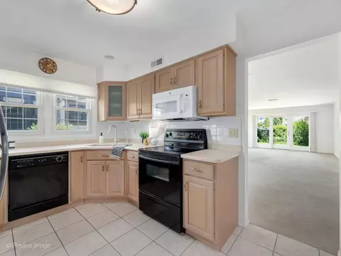 Kitchen - 1039 Oakview Dr, Wheaton, IL 60187 photo 3 of 4