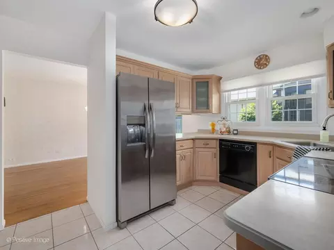 Kitchen - 1039 Oakview Dr, Wheaton, IL 60187 photo 2 of 4