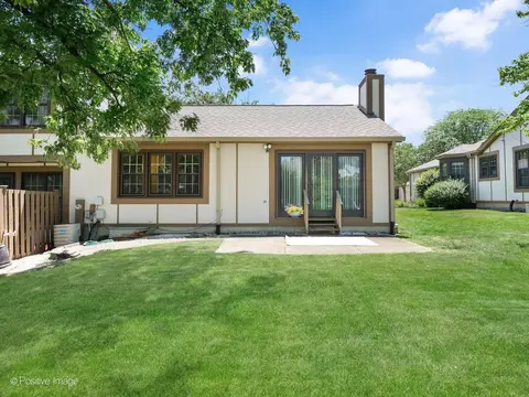 Exterior - 1039 Oakview Dr, Wheaton, IL 60187 photo 7 of 10