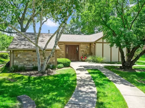 Exterior - 1039 Oakview Dr, Wheaton, IL 60187 photo 4 of 10