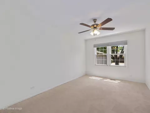Bedroom - 1039 Oakview Dr, Wheaton, IL 60187 photo 2 of 3