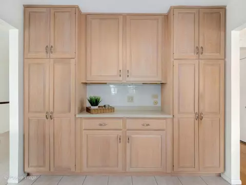Kitchen - 1039 Oakview Dr, Wheaton, IL 60187 photo 4 of 4