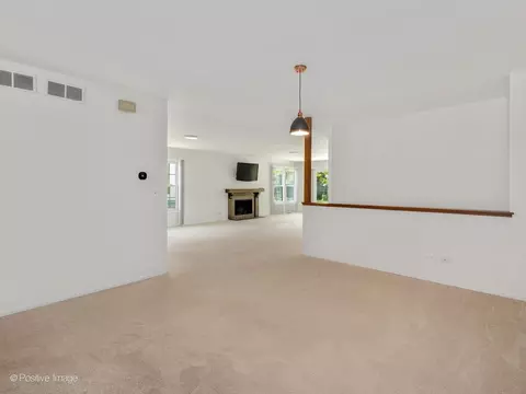 Living - 1039 Oakview Dr, Wheaton, IL 60187 photo 2 of 8