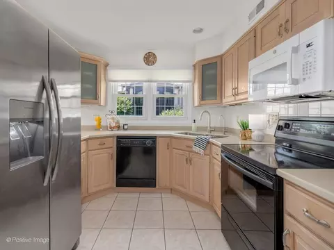 Kitchen - 1039 Oakview Dr, Wheaton, IL 60187 photo 1 of 4