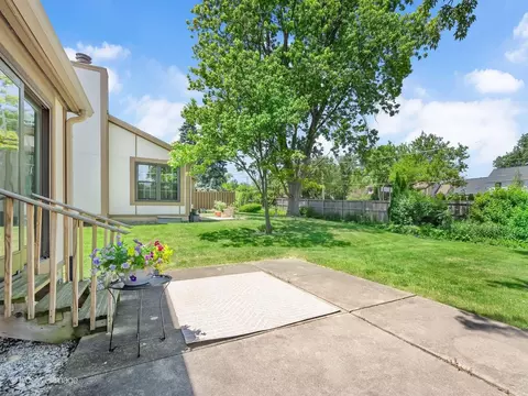 Exterior - 1039 Oakview Dr, Wheaton, IL 60187 photo 5 of 10