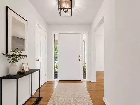 Entry Way - 1039 Oakview Dr, Wheaton, IL 60187 photo 2 of 2
