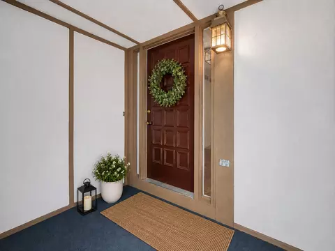 Exterior - 1039 Oakview Dr, Wheaton, IL 60187 photo 3 of 10