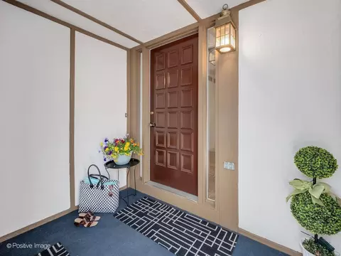 Exterior - 1039 Oakview Dr, Wheaton, IL 60187 photo 2 of 10