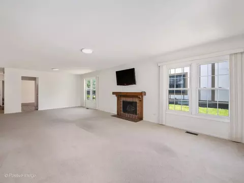Living - 1039 Oakview Dr, Wheaton, IL 60187 photo 6 of 8